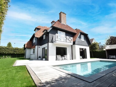 Villa avec piscine dans un quartier résidentiel