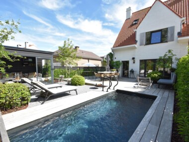 Maison jumelée luxueusement rénovée à vendre près de la mer