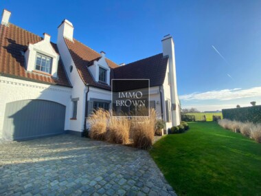 Detached villa enjoying open views over the fields