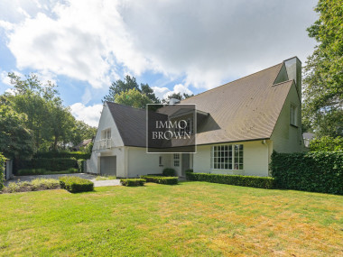 Villa de caractère beau terrain magnifique jardin orienté plein sud