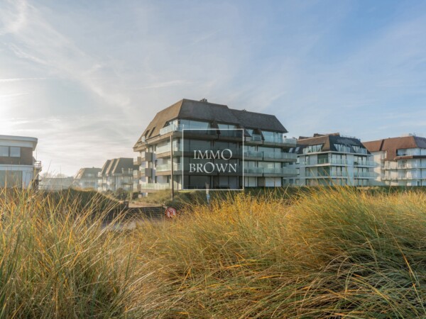 Move-in ready, fully renovated on the pedestrian promenade, with a stunning sea view.