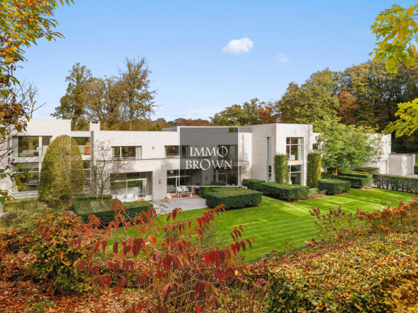 Modernist villa on the Golf du Bercuit