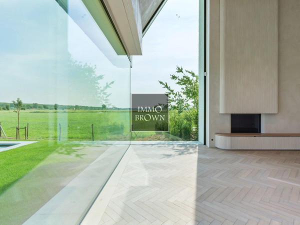 Villa neuve avec piscine, située en pleine nature, avec vues dégagées.