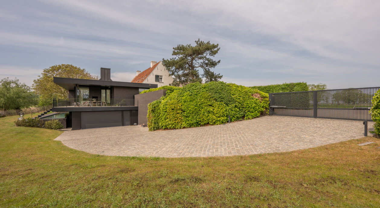 gerenoveerde-hoeve-zwembad-zicht-op-velden-polderlandschap-7012171-202605161057-11