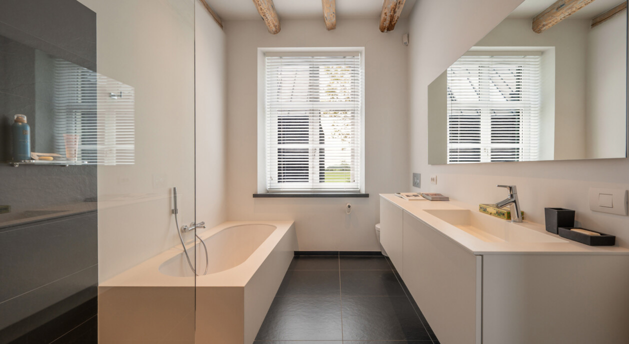 gerenoveerde-hoeve-zwembad-zicht-op-velden-polderlandschap-7012171-202605161057-23