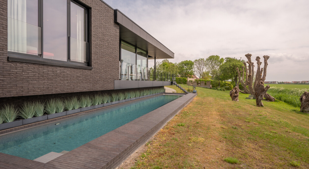 gerenoveerde-hoeve-zwembad-zicht-op-velden-polderlandschap-7012171-202605161058-1