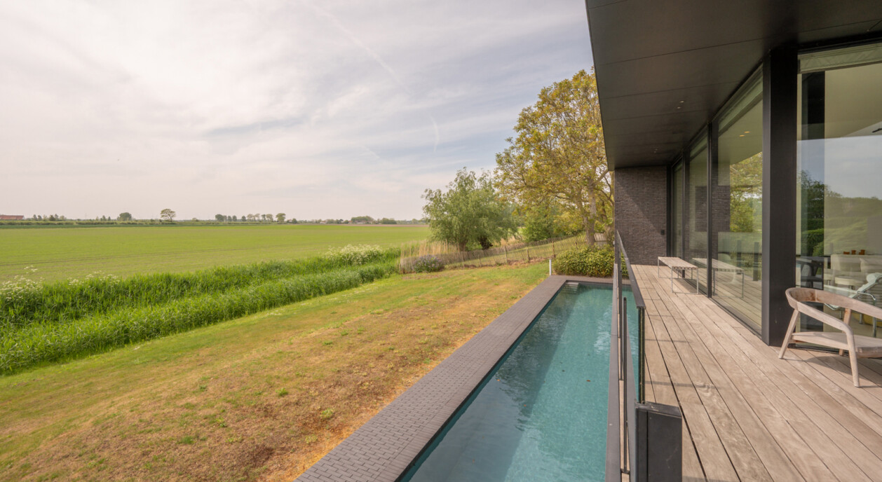 gerenoveerde-hoeve-zwembad-zicht-op-velden-polderlandschap-7012171-202605161058