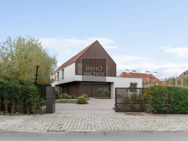 New-build villa with a landscaped garden, swimming pool, and a very large garage 5 bedrooms