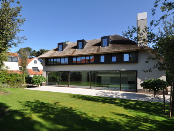 Quiet double garage 6 bedrooms