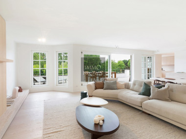 Grande terrasse ensoleillée avec vues dégagées dans un domaine privé