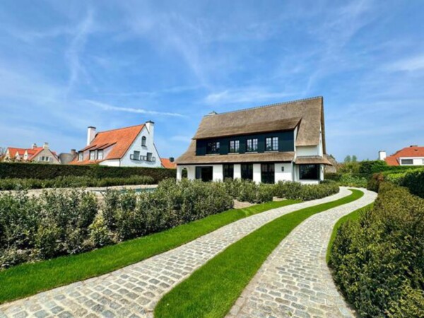 Gerenoveerd zuid gerichte tuin zwembad