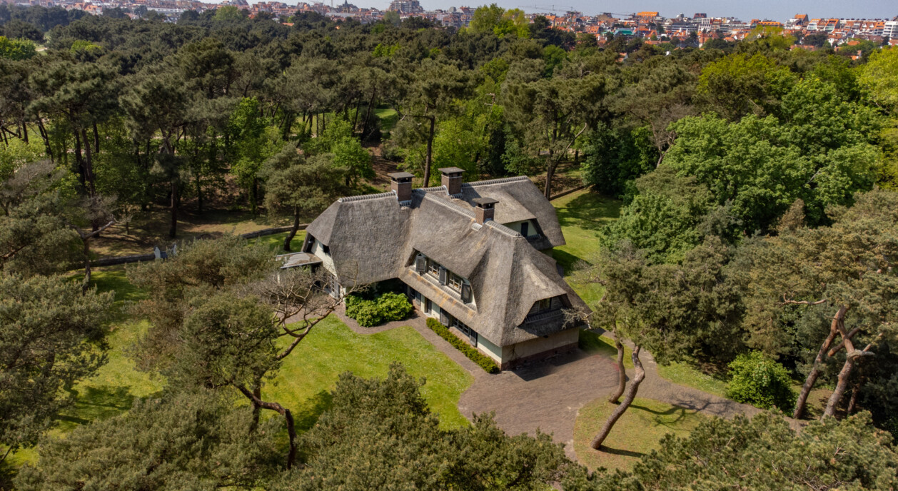 Verkocht villa grenzend Royal Zoute Golf Sparrendreef door Immo Brown