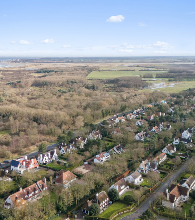 Dronebeeld van Knokke Het Zoute met exclusieve villa’s te koop via Immo Brown, specialist in luxevastgoed aan zee