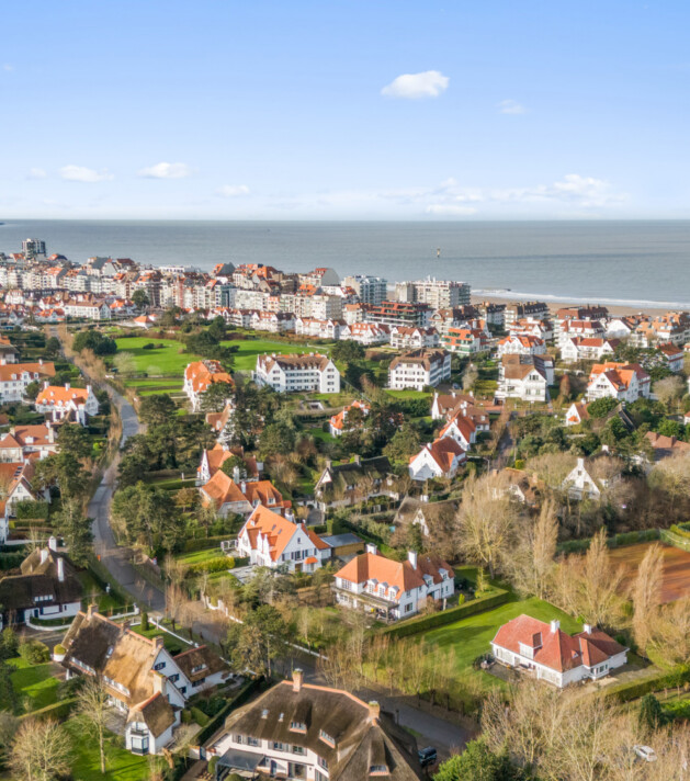 Vastgoed in Het Zoute – luchtbeeld van villa’s en luxe appartementen nabij strand en zee in Knokke