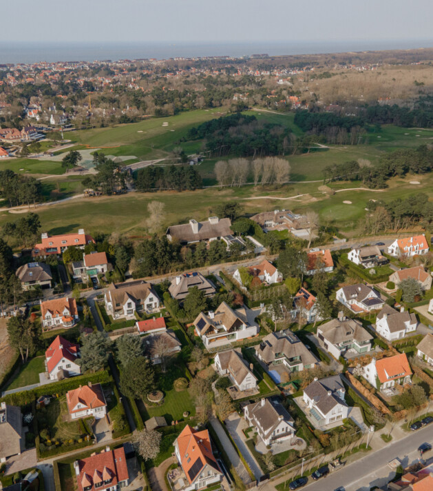 Vastgoed aan de Magere Schorre in Knokke – luchtbeeld van residentiële woningen en bouwgronden