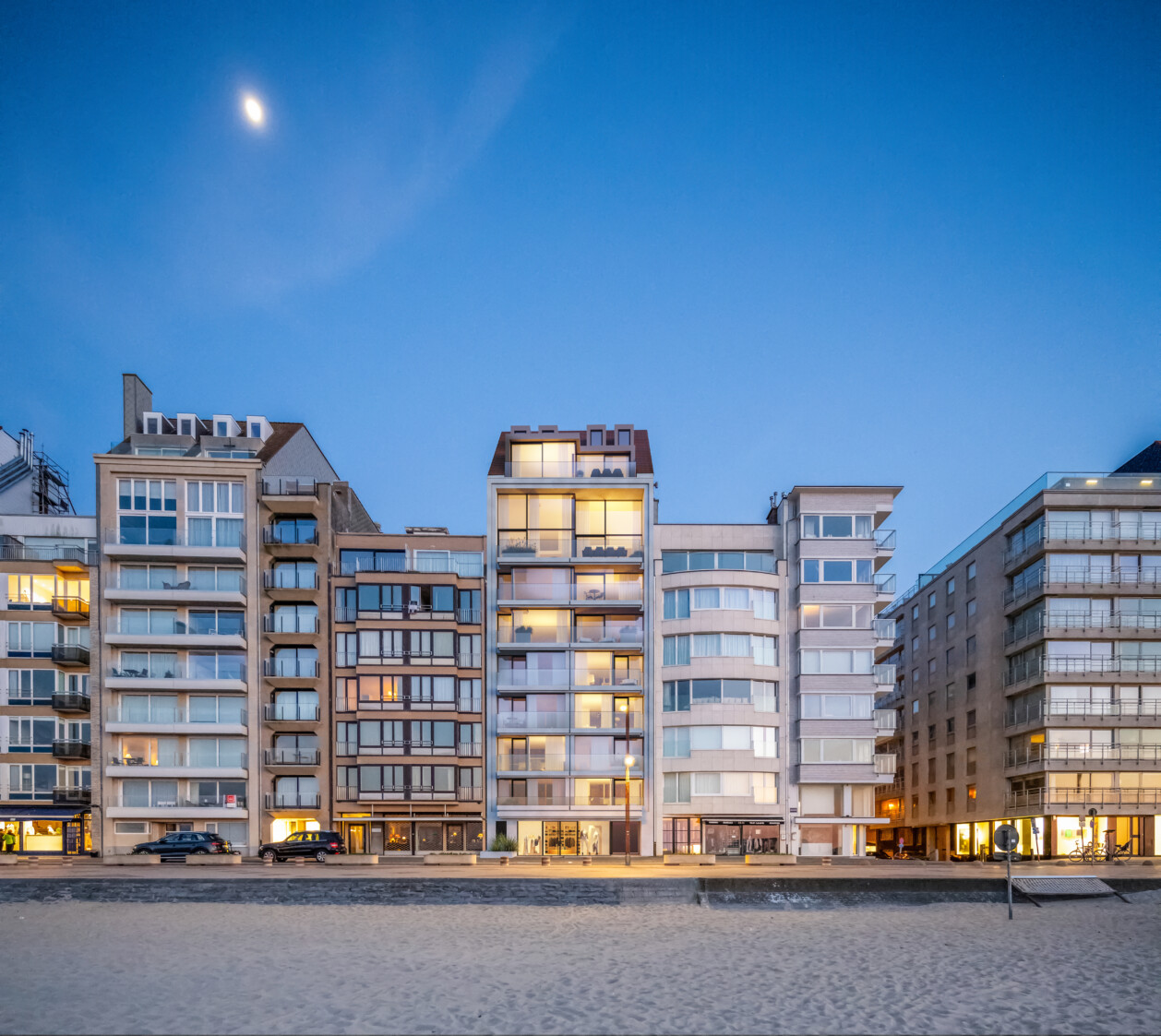 Vastgoed op de Zeedijk in Knokke met frontaal zeezicht en luxe appartementen