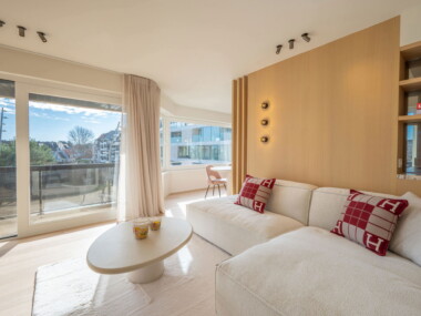 Sunny corner apartment with terrace and open views over Yzer Park