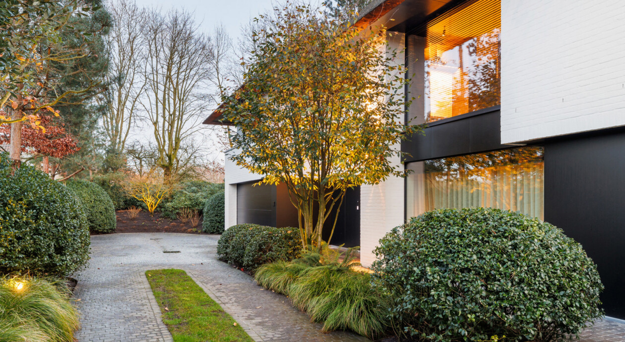 uitzonderlijke-afwerking-rustig-aangelegde-tuin-zwembad-7646762-202605081133