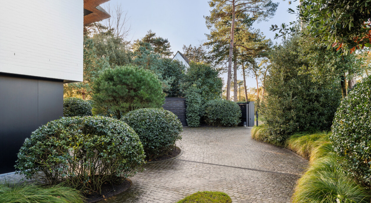 uitzonderlijke-afwerking-rustig-aangelegde-tuin-zwembad-7646762-202605081134-12