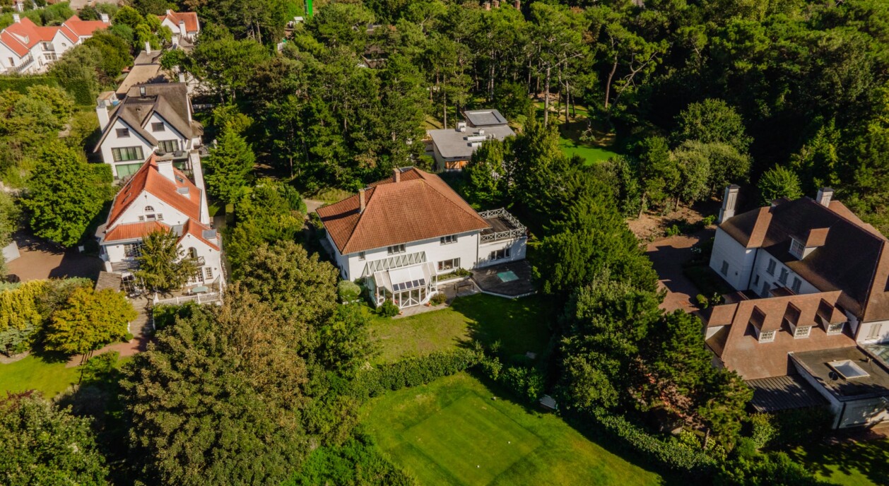 luxe villa te koop in Knokke Het Zoute met tuin en groene omgeving