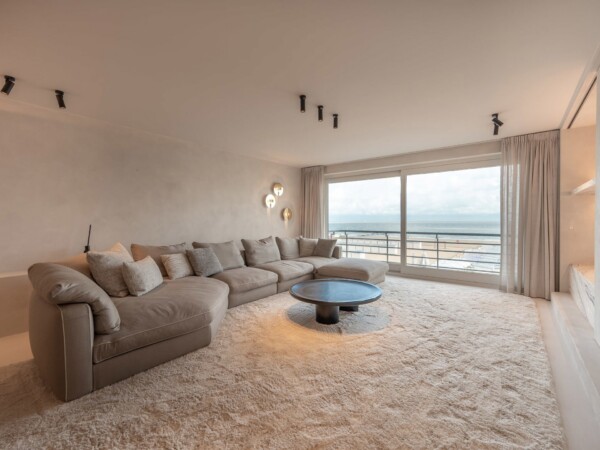 Spacious frontal sea view