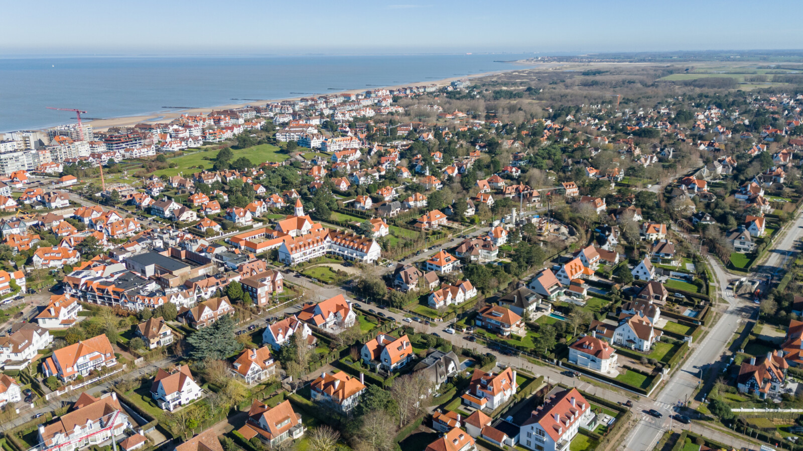 Villa te koop in Knokke Het Zoute met zicht op de zee.