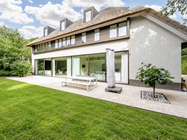 Quiet double garage 6 bedrooms