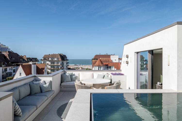 Terras met privézwembad en zeezicht bij een appartement in het Zoute, vlak bij de minigolf in Knokke