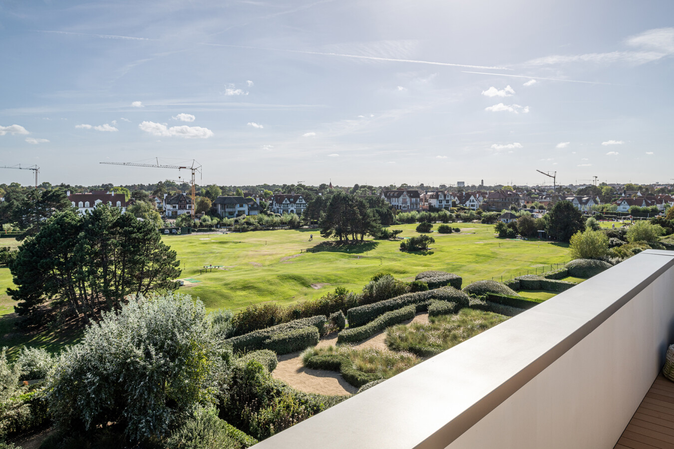 Uitzicht vanaf het terras van een penthouse op de Approach Golf in het Zoute, Knokke-Heist.
